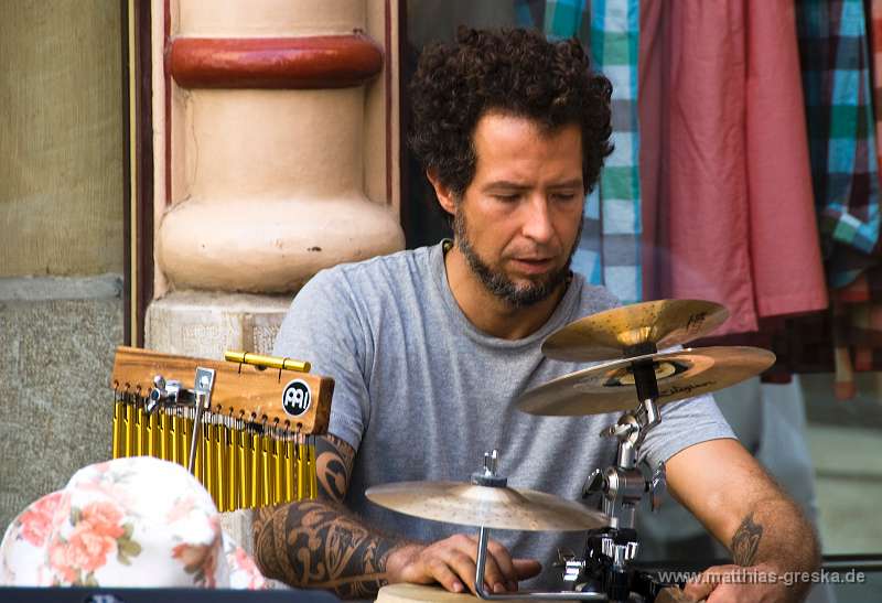 MSG_20080904131946__ND23723 Kopie.jpg - Straßenmusikanten bauen Ihre Instrumente auf